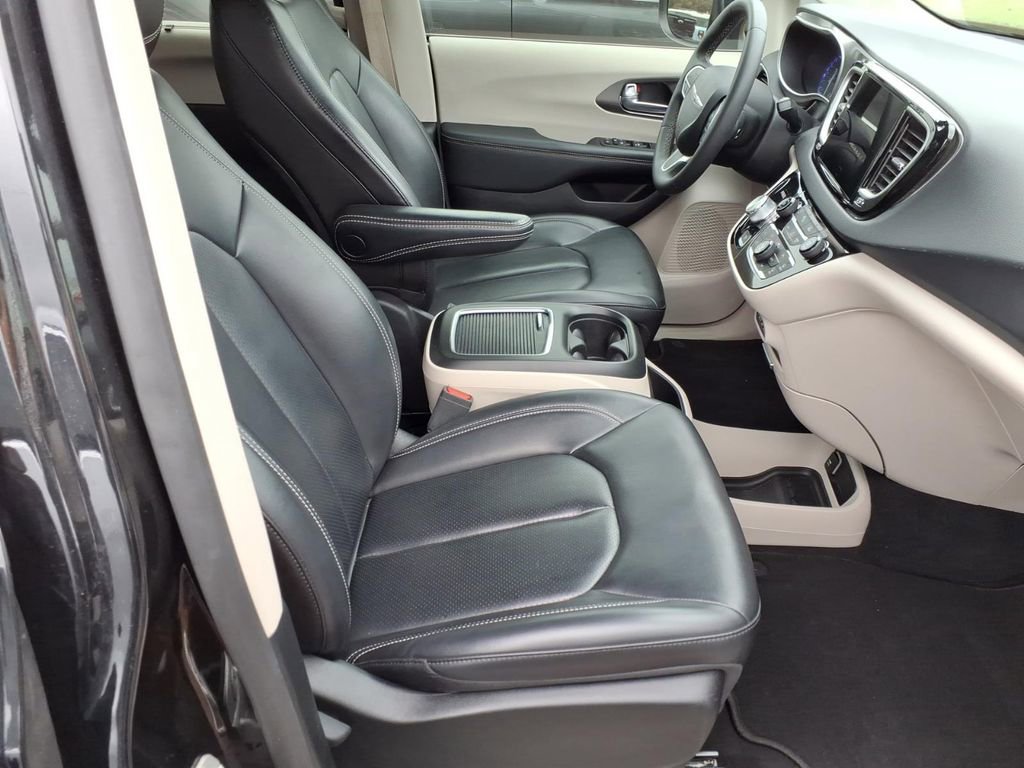 Used 2023 Chrysler Pacifica Touring-L image 12