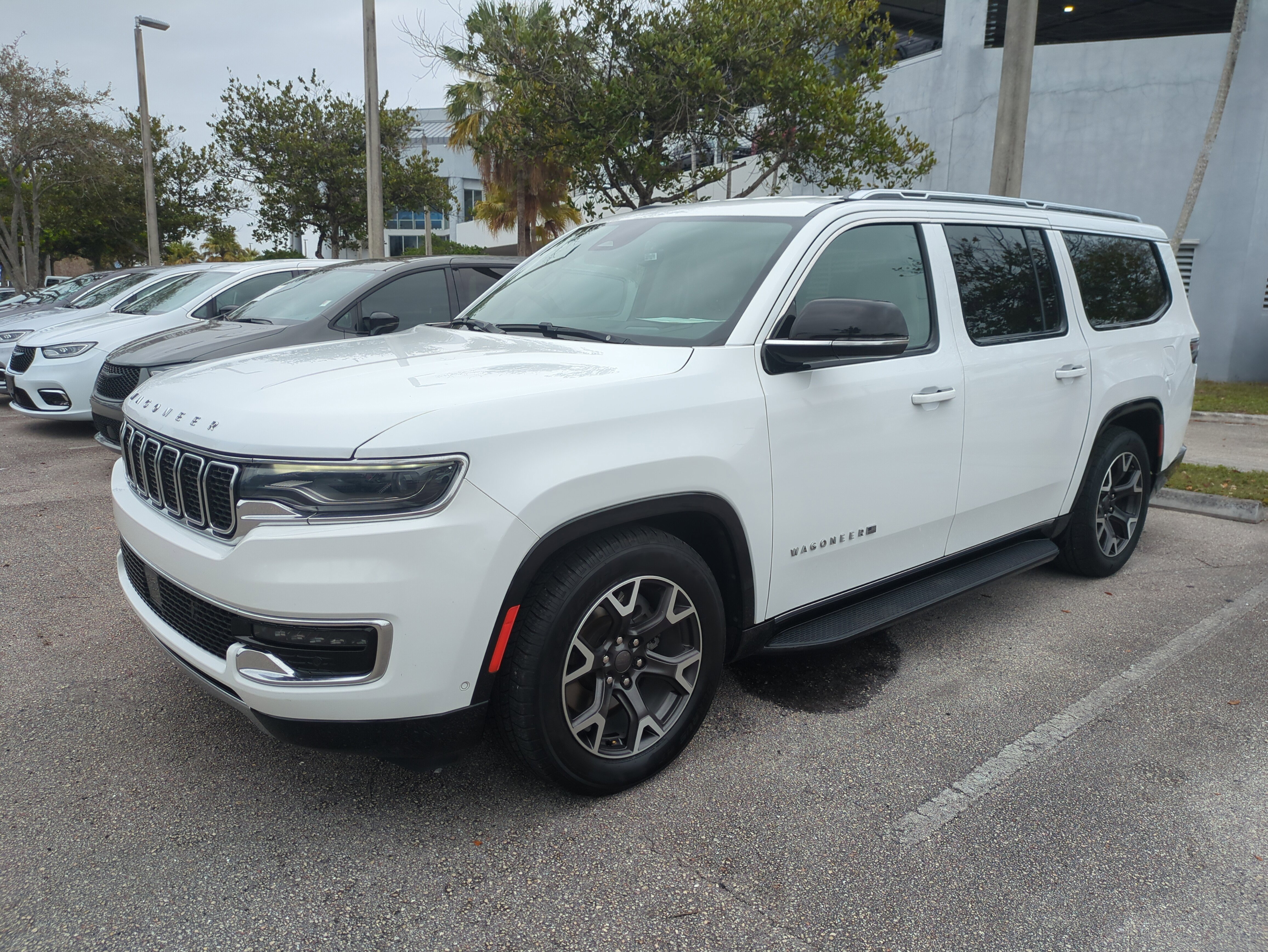 Certified 2024 Jeep Wagoneer L Series III w/ Flexible Seating Group image 9