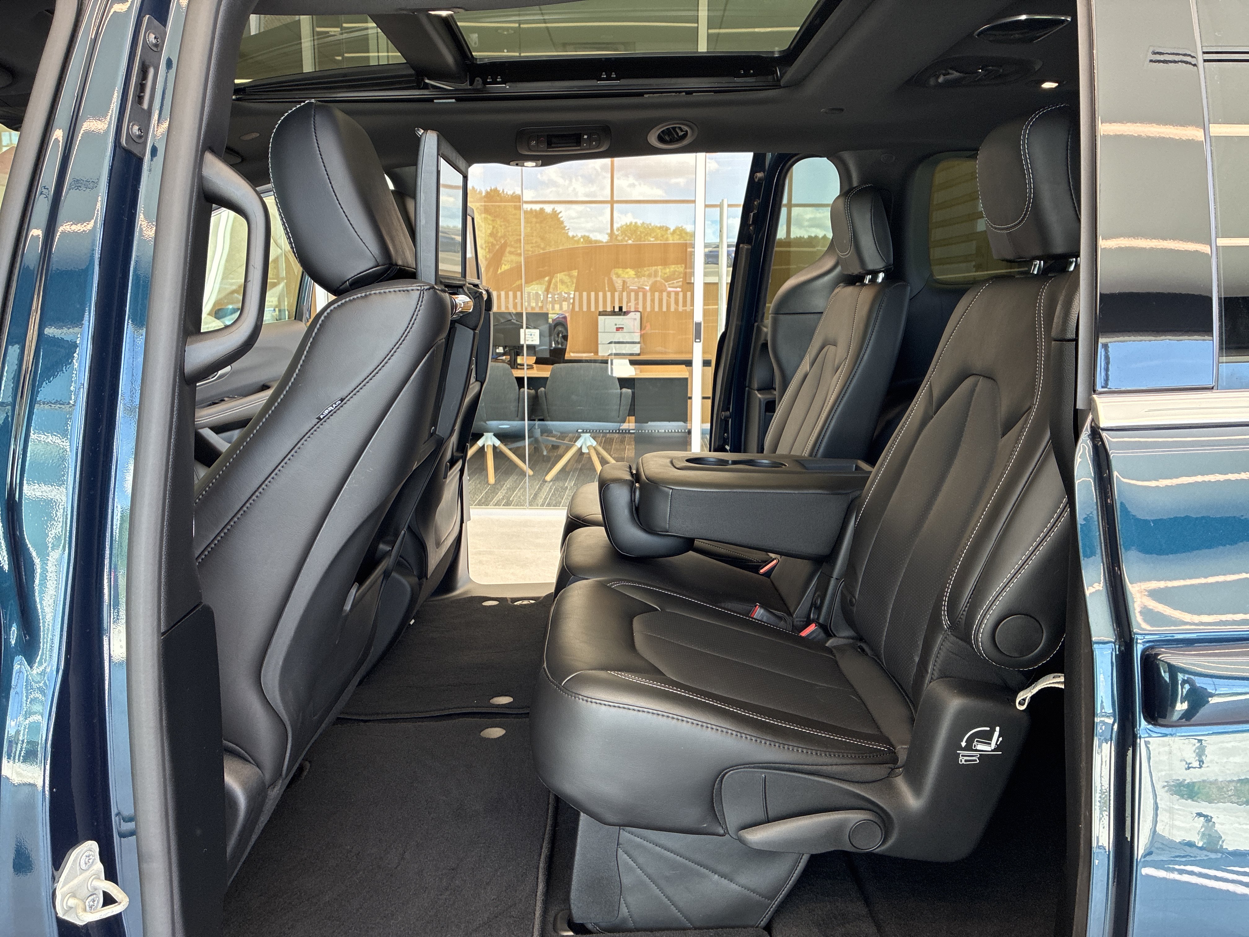 Certified 2025 Chrysler Pacifica Select w/ Uconnect Theater Family Group FWD image 14