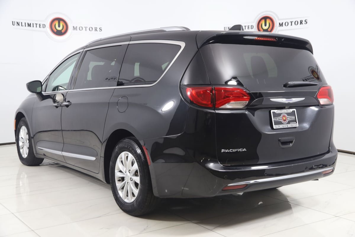 Used 2018 Chrysler Pacifica Touring-L FWD image 4
