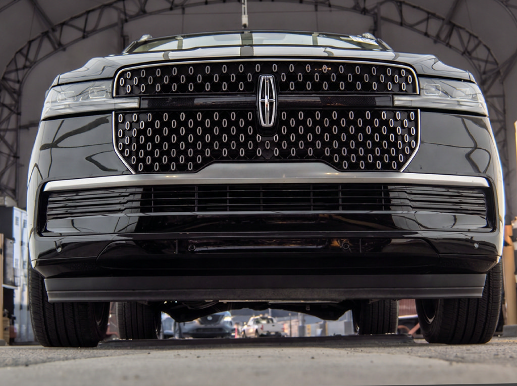 Used 2025 Lincoln Navigator Reserve AWD/4WD image 3