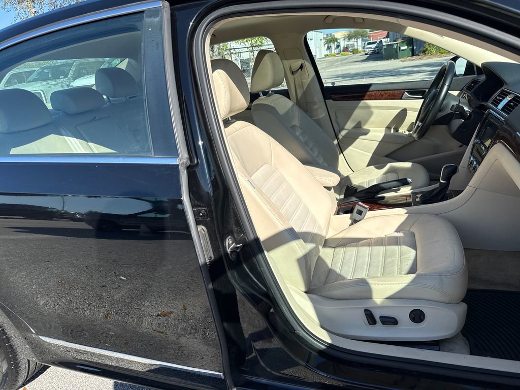 Used 2012 Volkswagen Passat TDI SEL Premium image 19