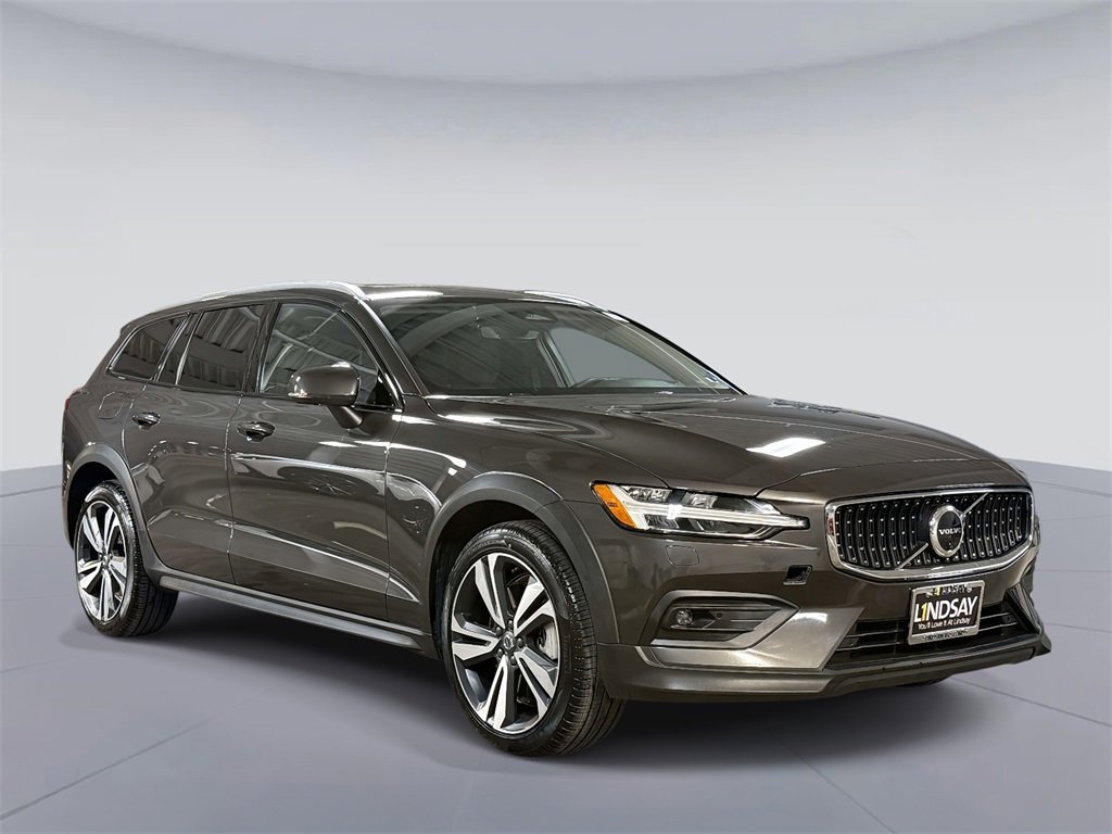 Used 2023 Volvo V60 B5 Cross Country Plus w/ Climate Package image 9