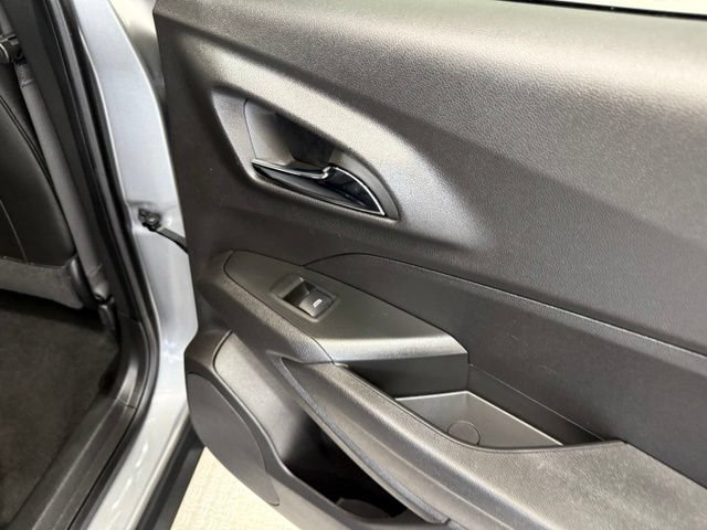 Used 2025 Chevrolet Trax LT FWD image 25