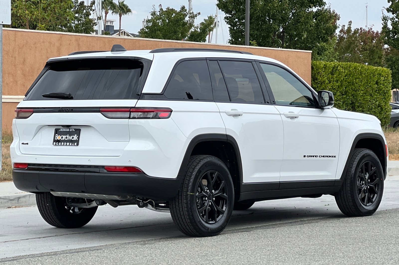 New 2025 Jeep Grand Cherokee Altitude image 4