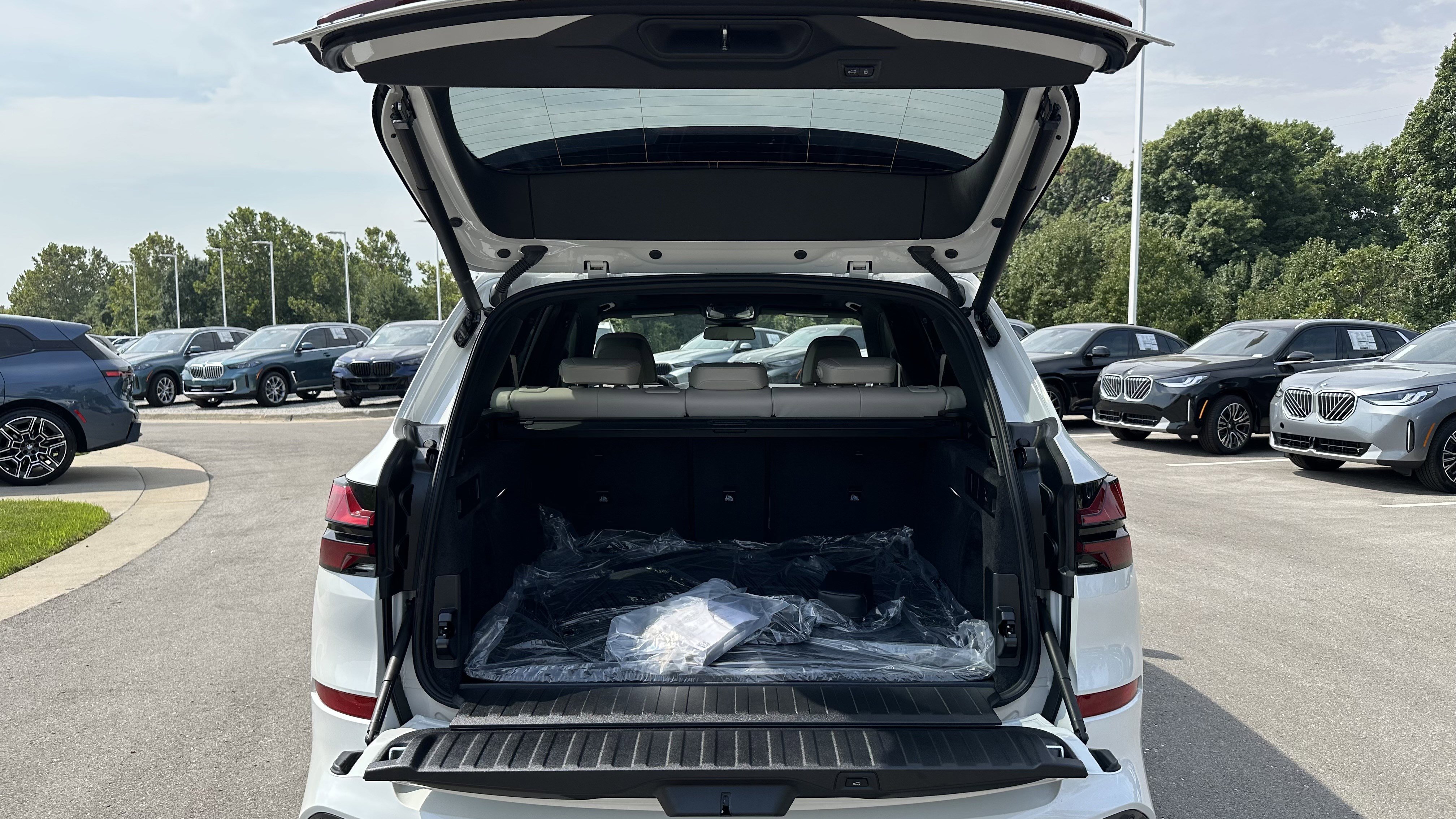 Used 2026 BMW X5 M60i w/ Executive Package image 30