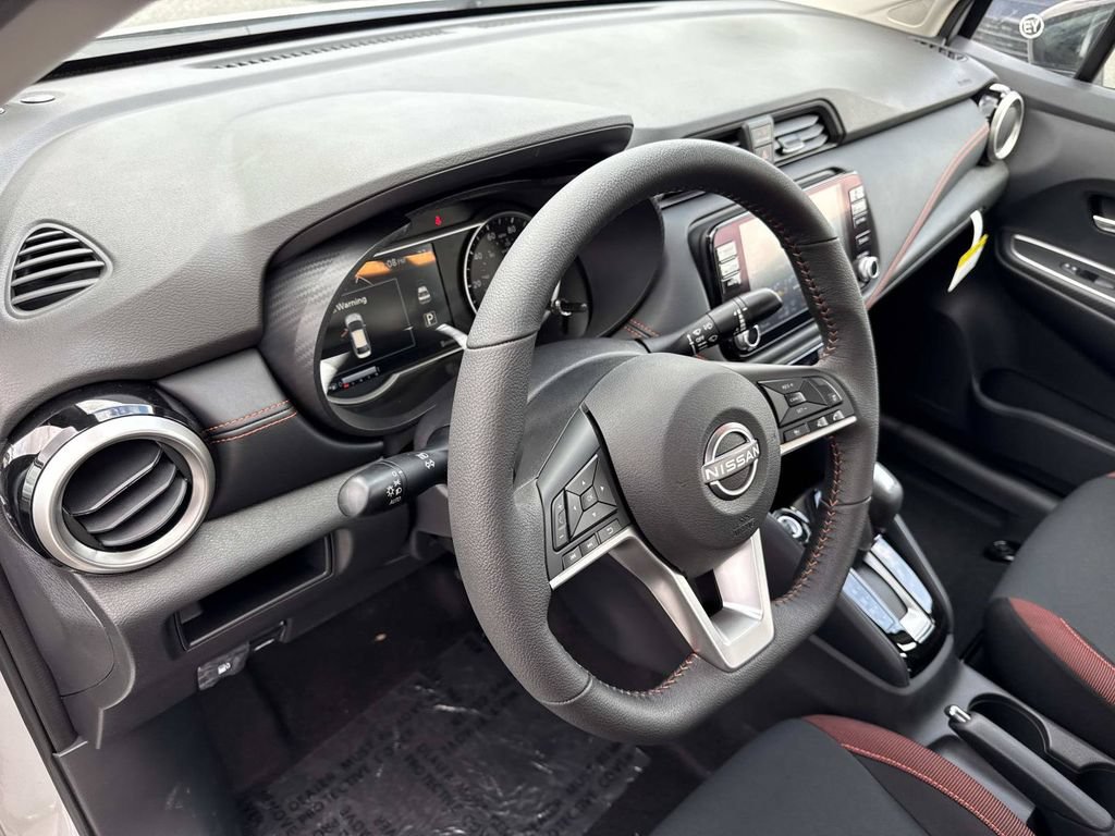 New 2025 Nissan Versa SR w/ Trunk Package FWD image 19