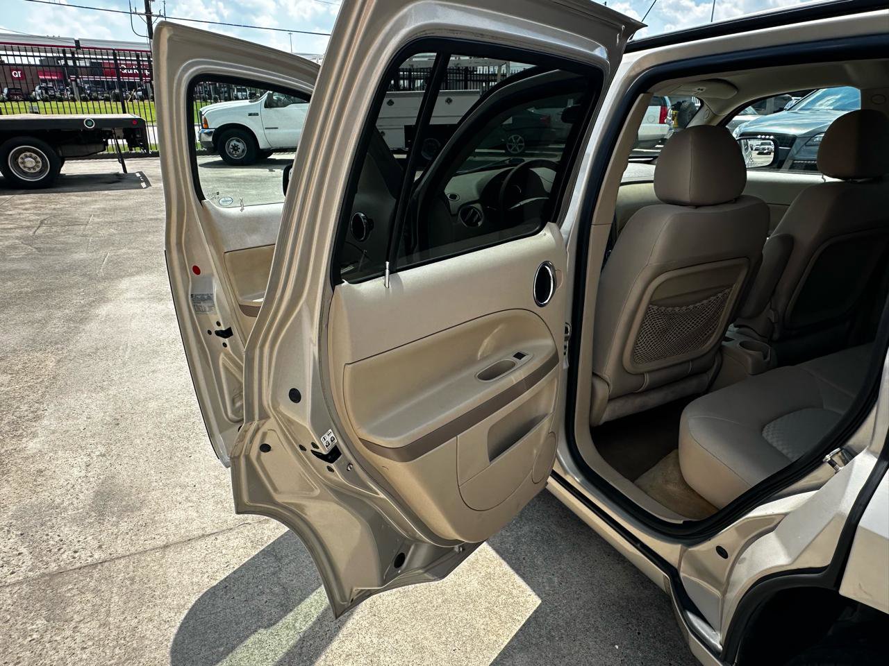 Used 2009 Chevrolet HHR LS image 26