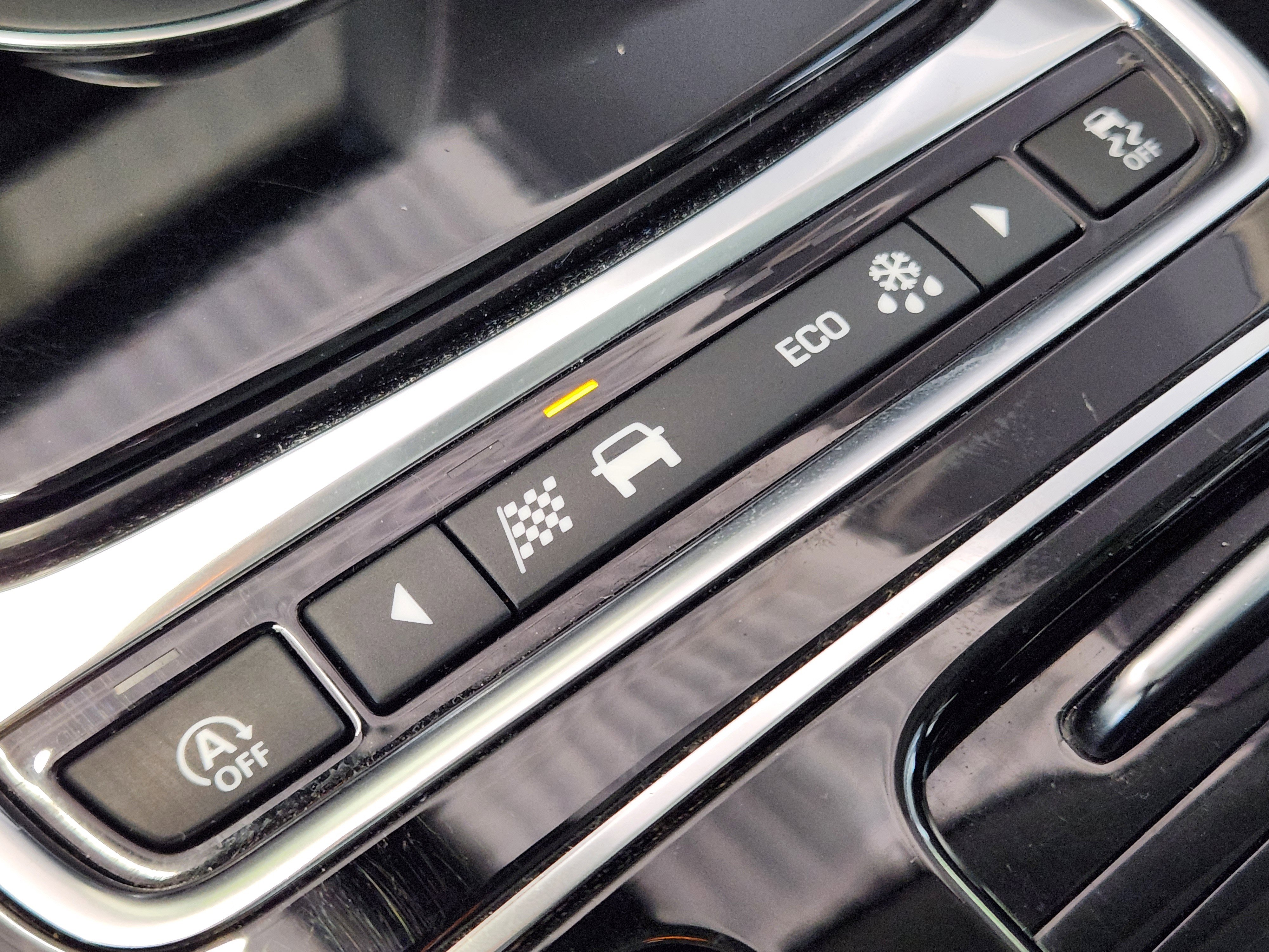 Used 2019 Jaguar F-PACE Premium image 28