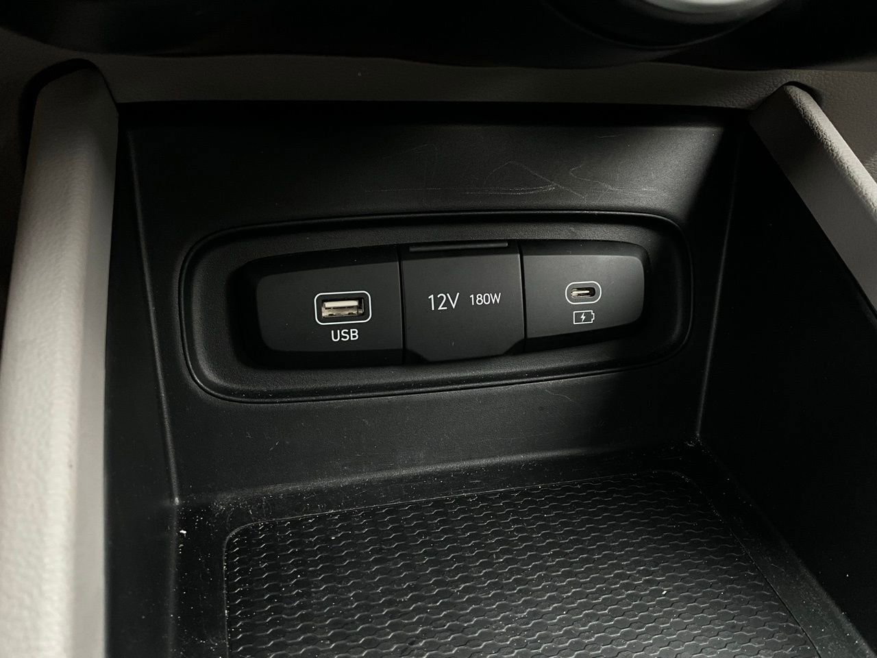 Used 2025 Hyundai Venue SEL image 25