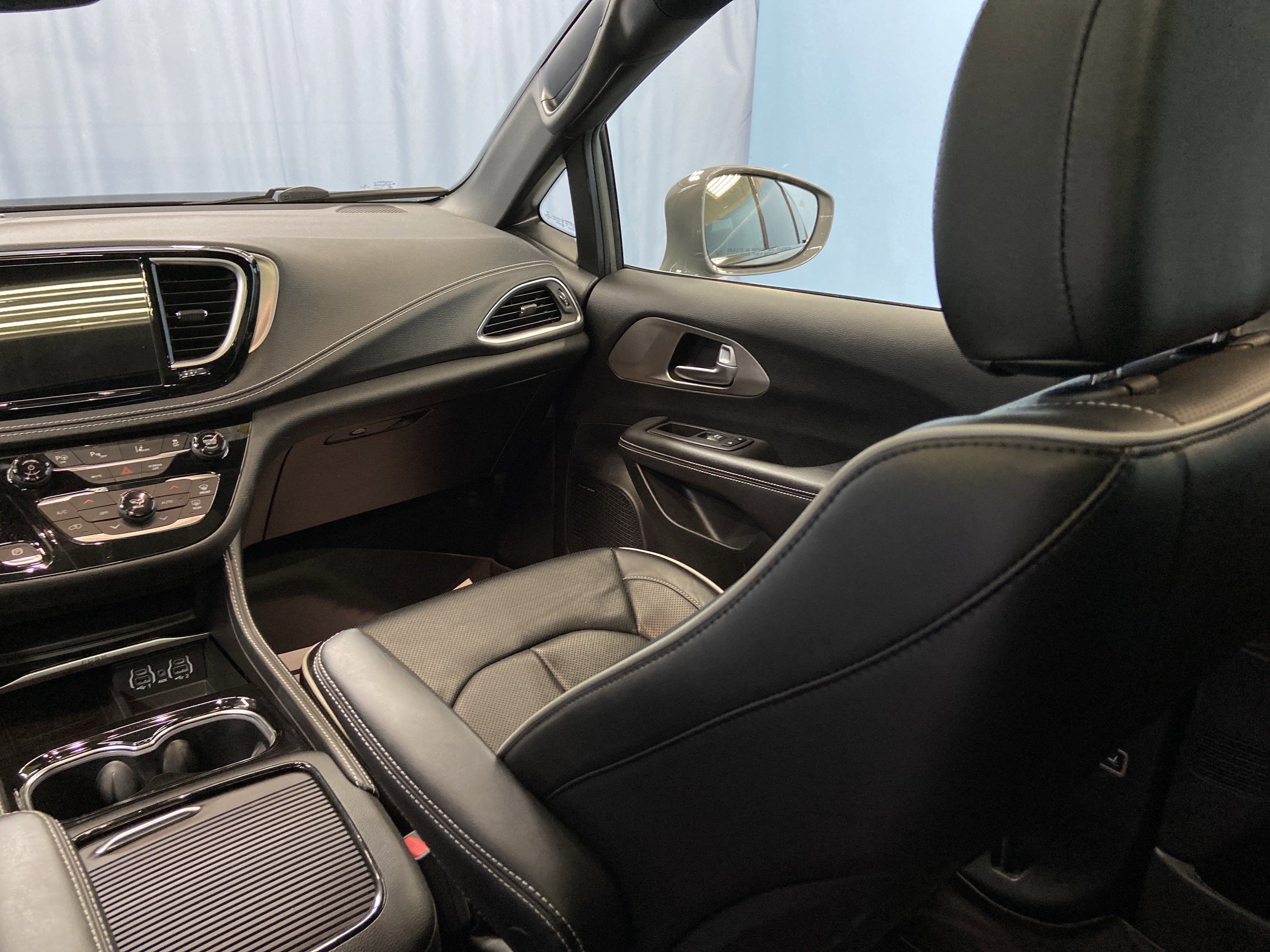 Used 2022 Chrysler Pacifica Limited w/ S Appearance Package image 31