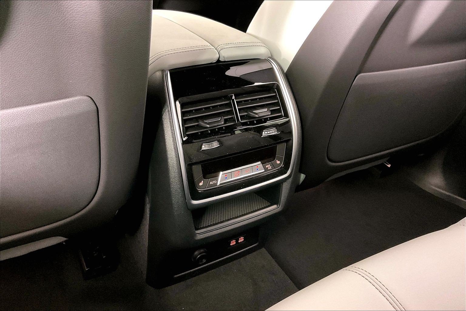 New 2026 BMW X5 xDrive50e w/ Premium Package AWD/4WD image 16