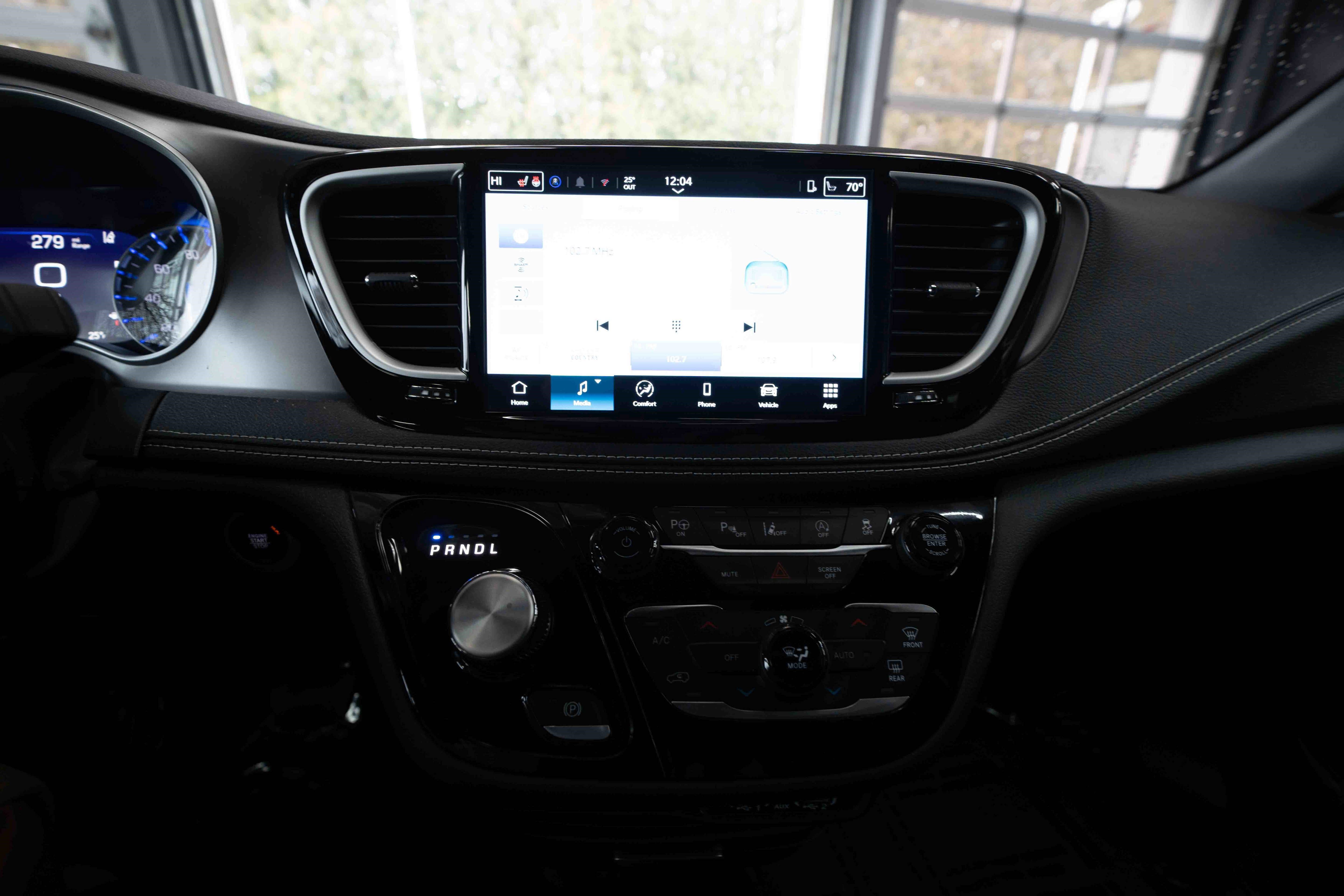 Used 2025 Chrysler Pacifica Select image 17