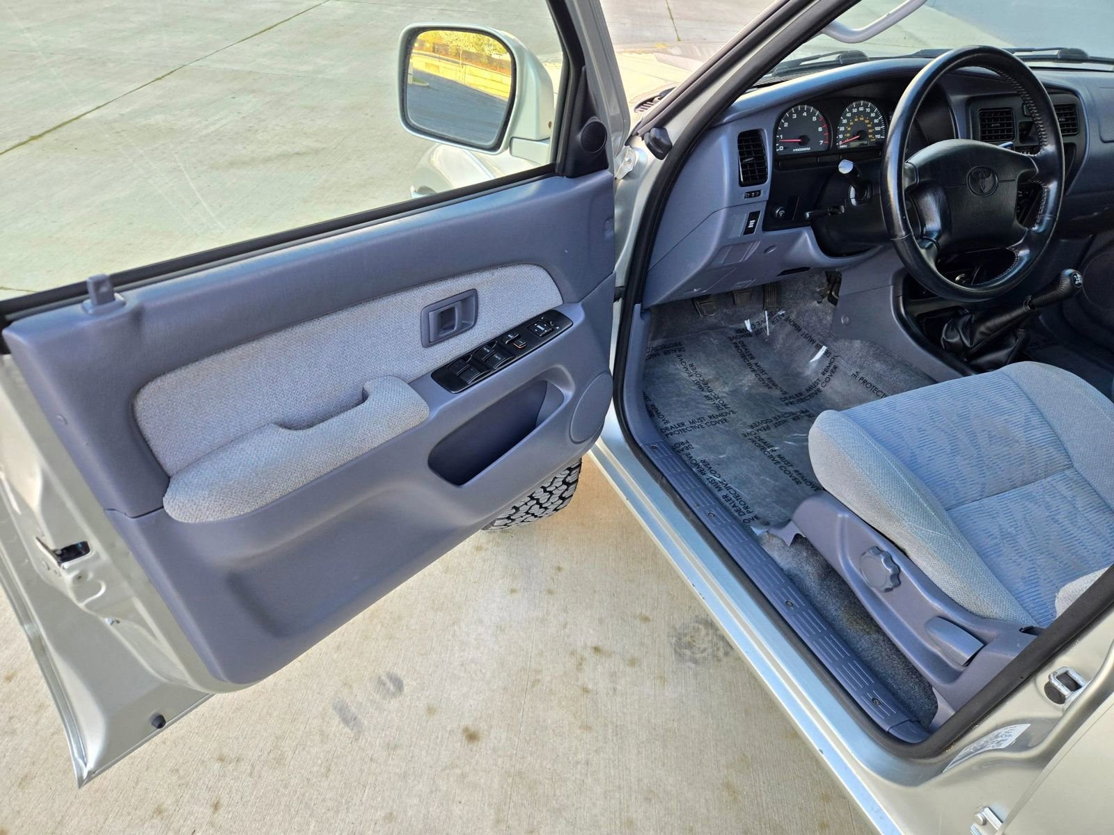 Used 2000 Toyota 4Runner SR5 image 11