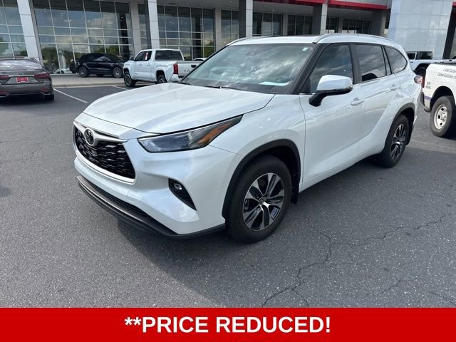 Used 2025 Toyota Highlander XLE FWD image 2