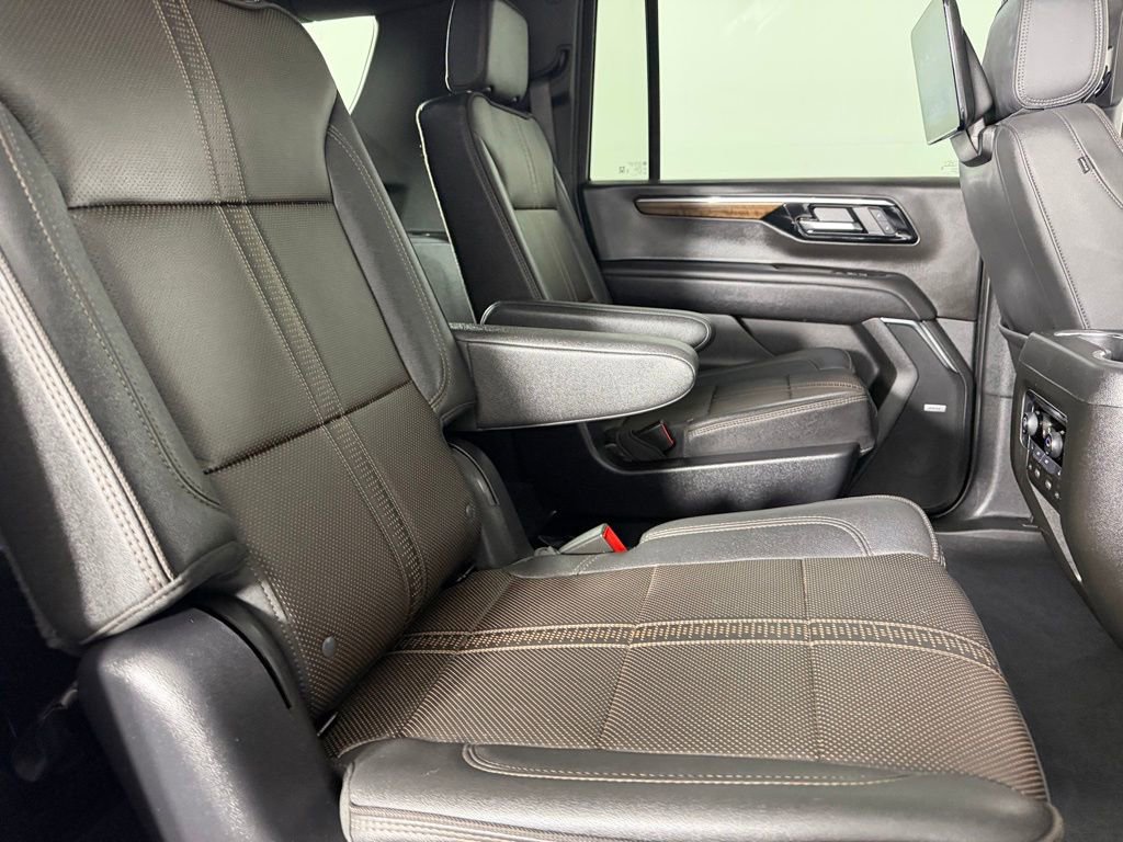 Used 2025 Chevrolet Suburban High Country AWD/4WD image 32
