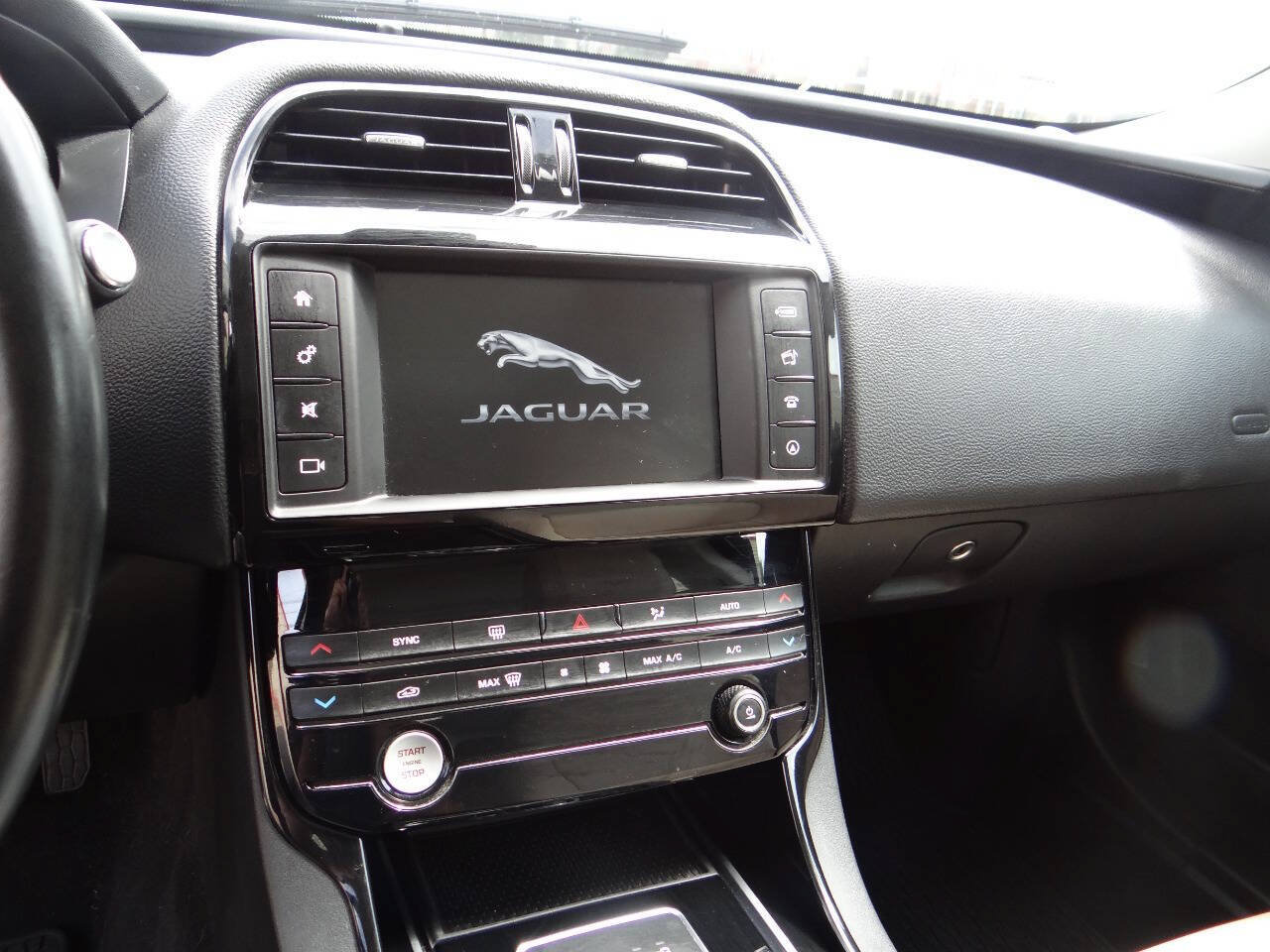 Used 2018 Jaguar XE Premium AWD/4WD image 15