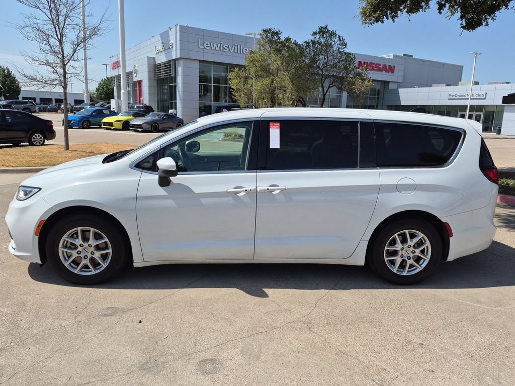 Used 2023 Chrysler Pacifica Touring-L FWD image 4