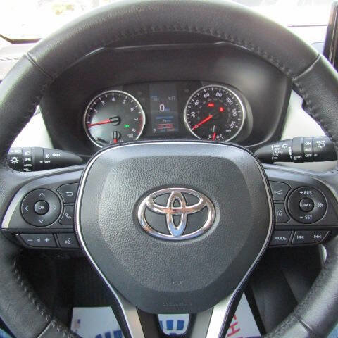 Used 2021 Toyota RAV4 XLE Premium image 9