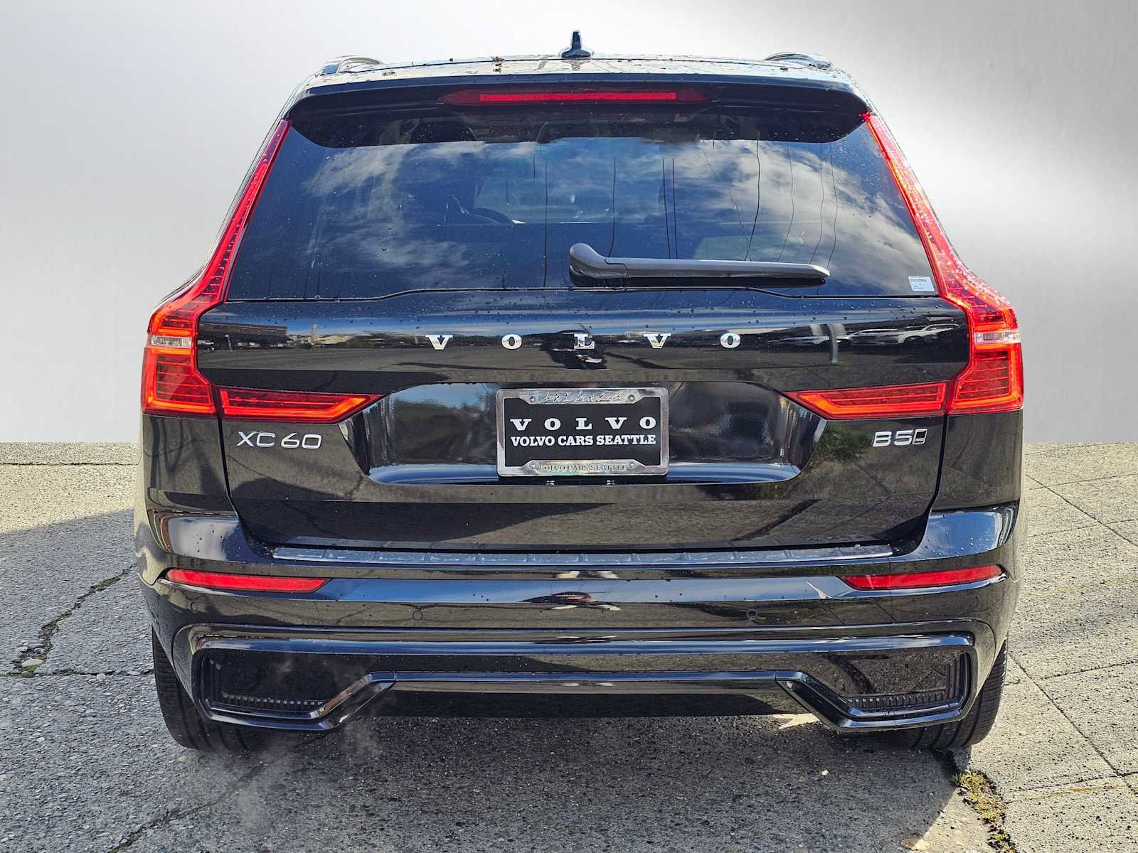 Used 2025 Volvo XC60 B5 Core w/ Protection Package Premier image 4