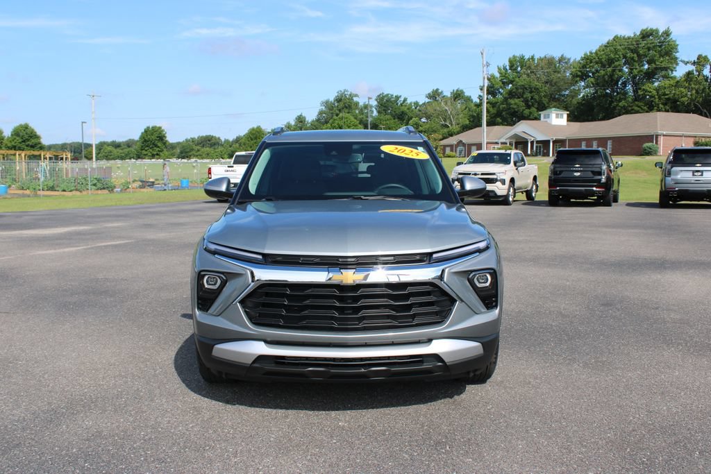 Used 2025 Chevrolet TrailBlazer LT w/ Convenience Package FWD image 3