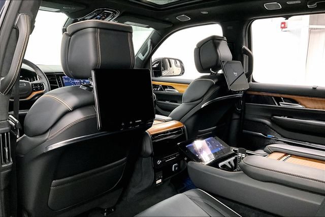 Used 2025 Jeep Grand Wagoneer L Series III w/ Rear-Seat Entertainment Group AWD/4WD image 33