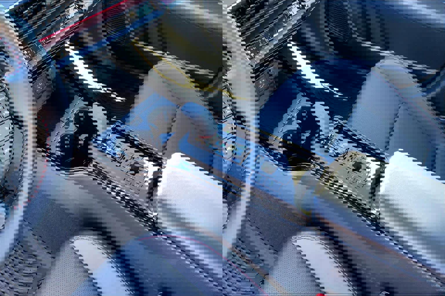 Used 2025 Toyota Prius Plug-In Hybrid image 16