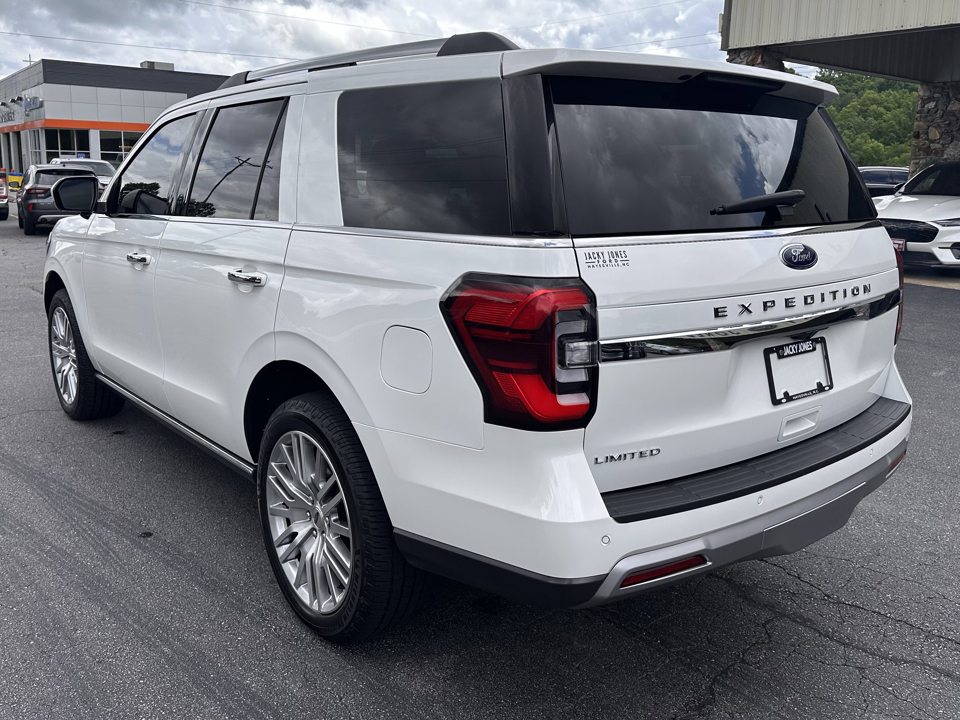 Used 2024 Ford Expedition Limited AWD/4WD image 9