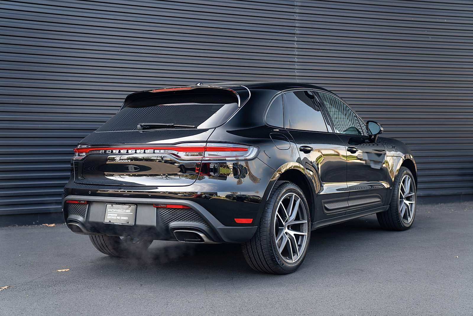 Certified 2025 Porsche Macan AWD/4WD image 28