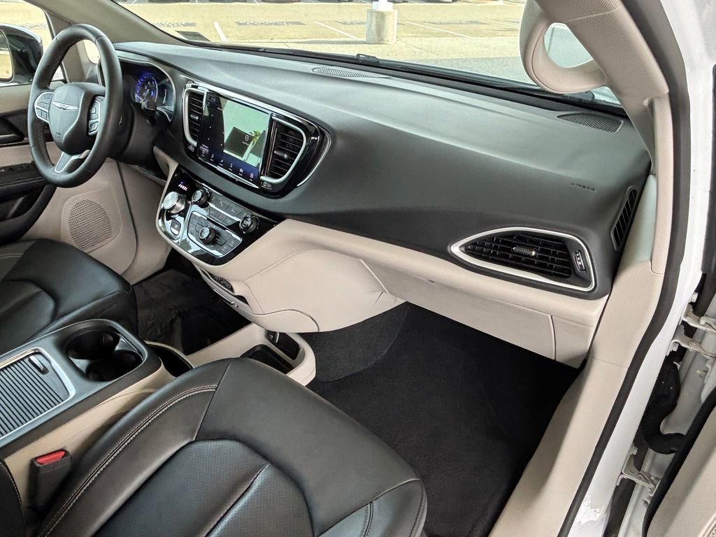 Used 2024 Chrysler Pacifica Touring-L FWD image 18