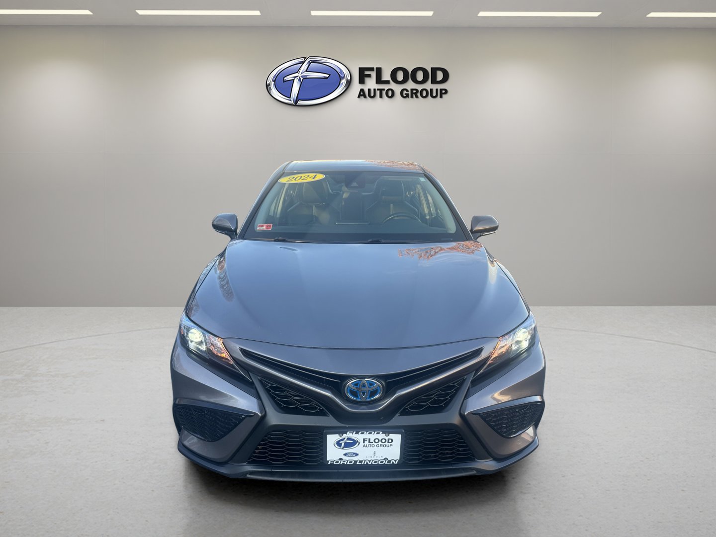 Used 2024 Toyota Camry SE image 2