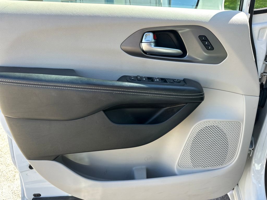 Used 2021 Chrysler Pacifica Touring-L FWD image 12
