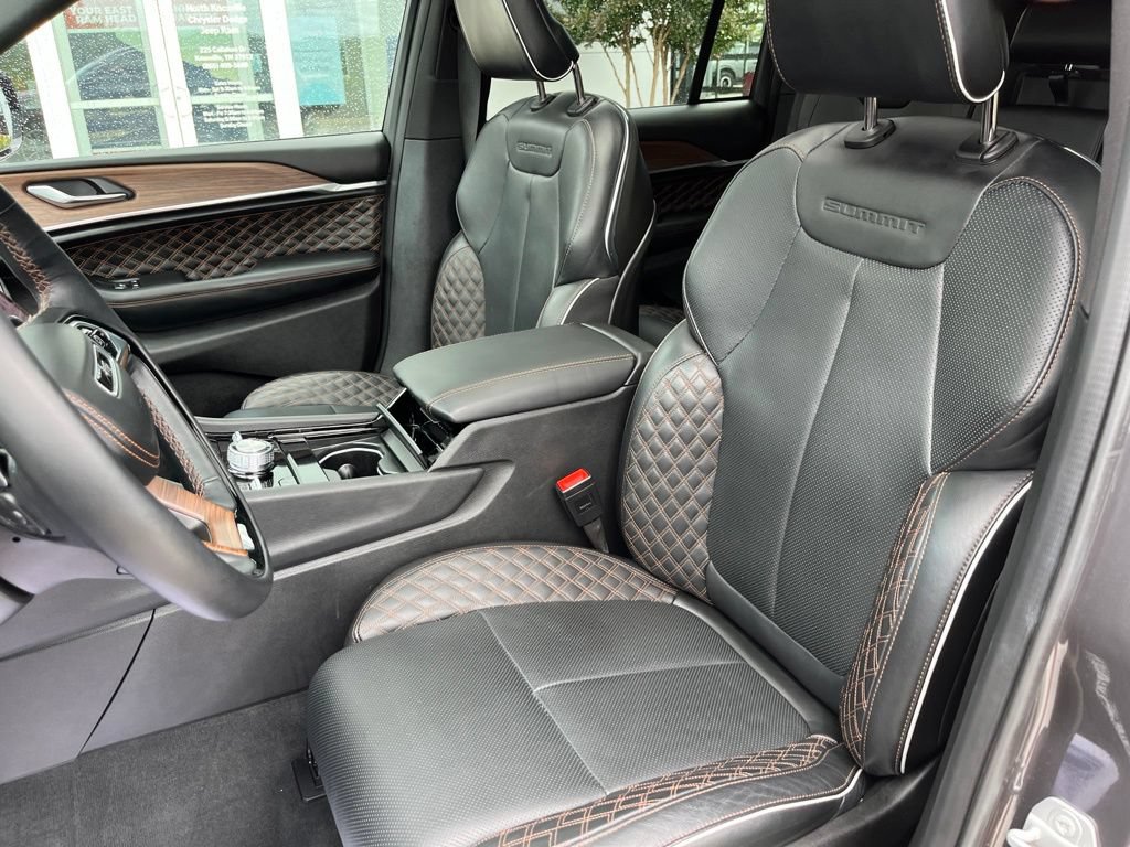 Used 2025 Jeep Grand Cherokee Summit AWD/4WD image 5