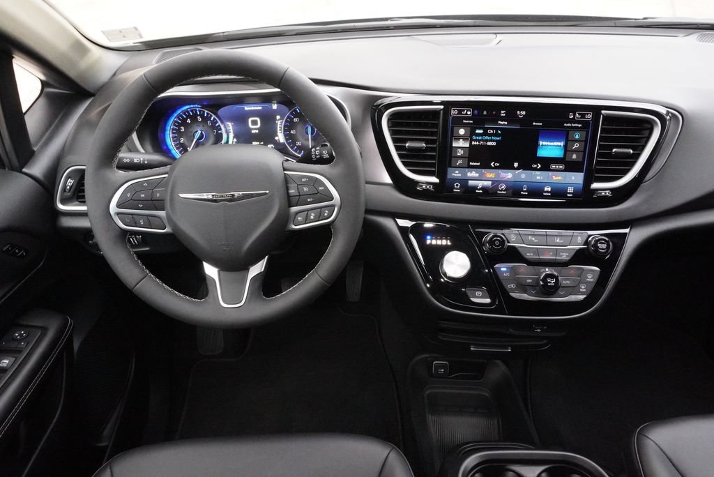 Used 2026 Chrysler Pacifica Select FWD image 18