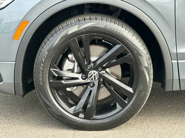 Used 2023 Volkswagen Tiguan SE R-Line FWD image 35
