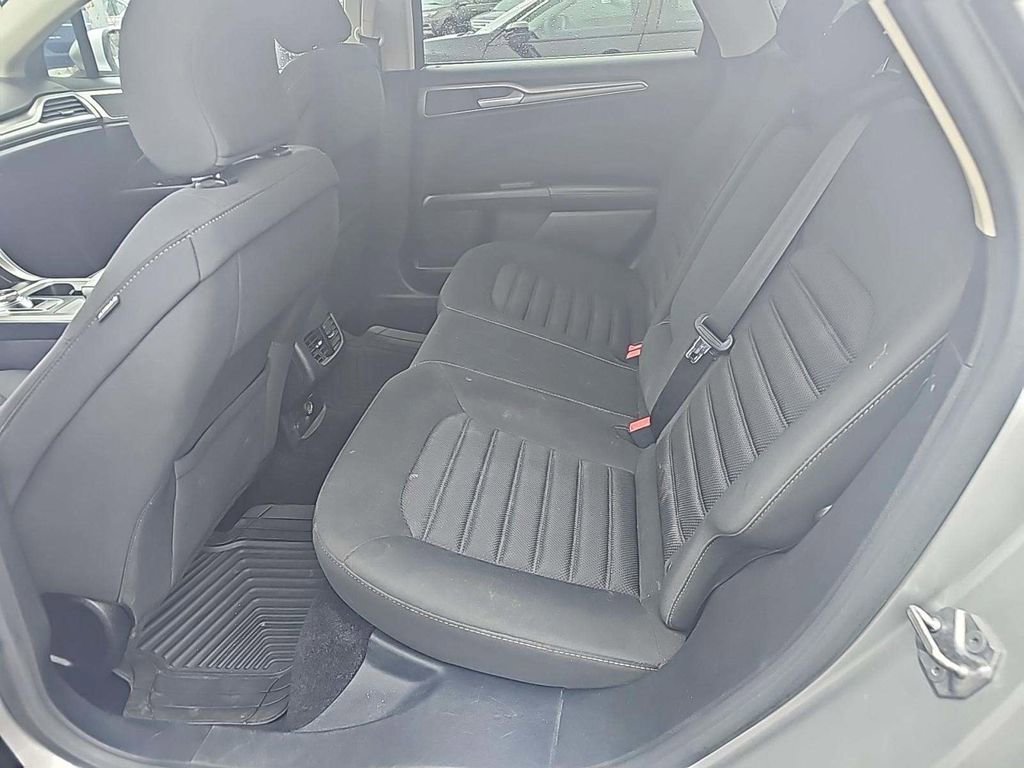 Used 2017 Ford Fusion SE w/ Fusion SE Technology Package image 7