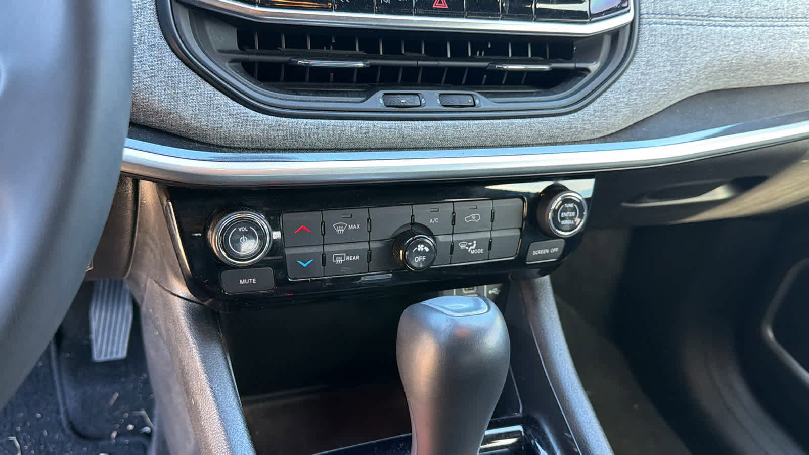 Used 2024 Jeep Compass Latitude image 13