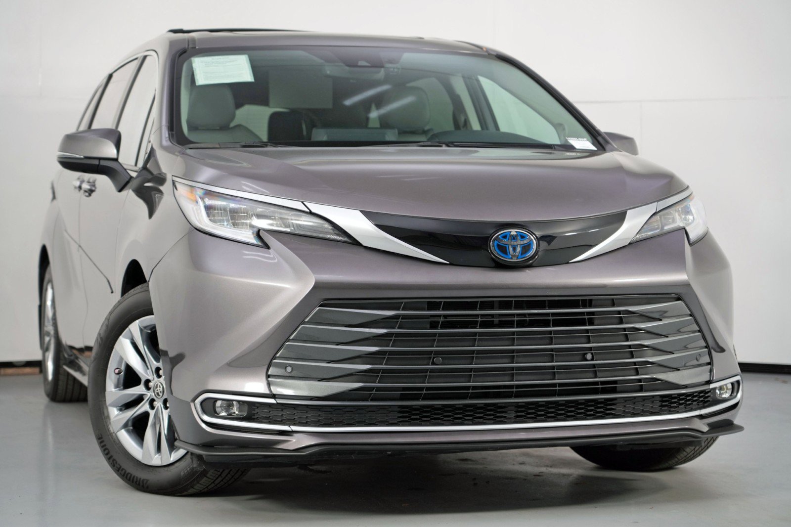 Used 2024 Toyota Sienna Limited image 4