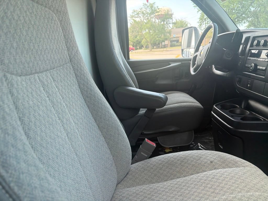 Used 2015 Chevrolet Express 4500 RWD image 8