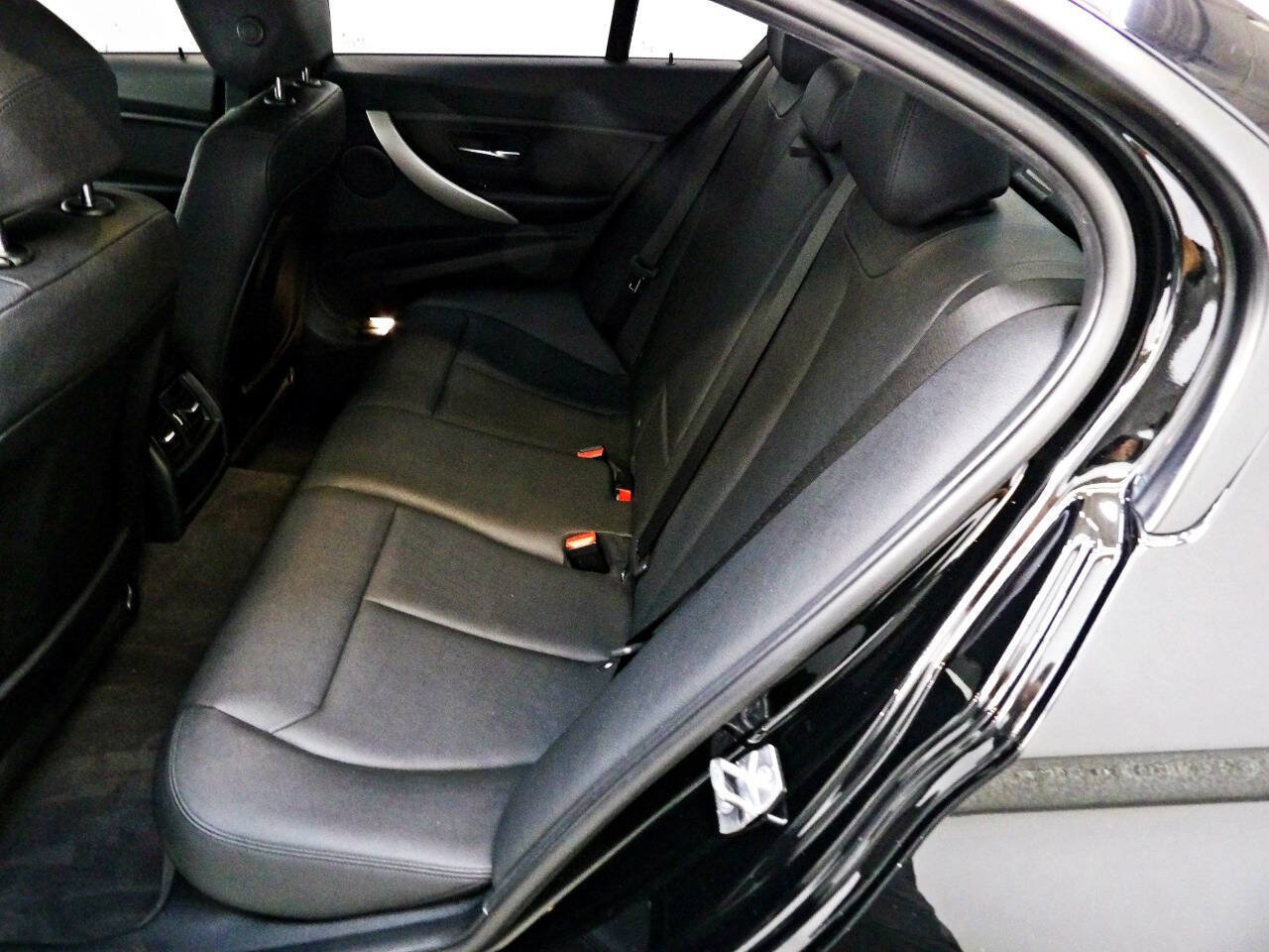 Used 2018 BMW 320i Sedan RWD image 10