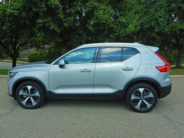 Used 2025 Volvo XC40 B5 Plus AWD/4WD image 9