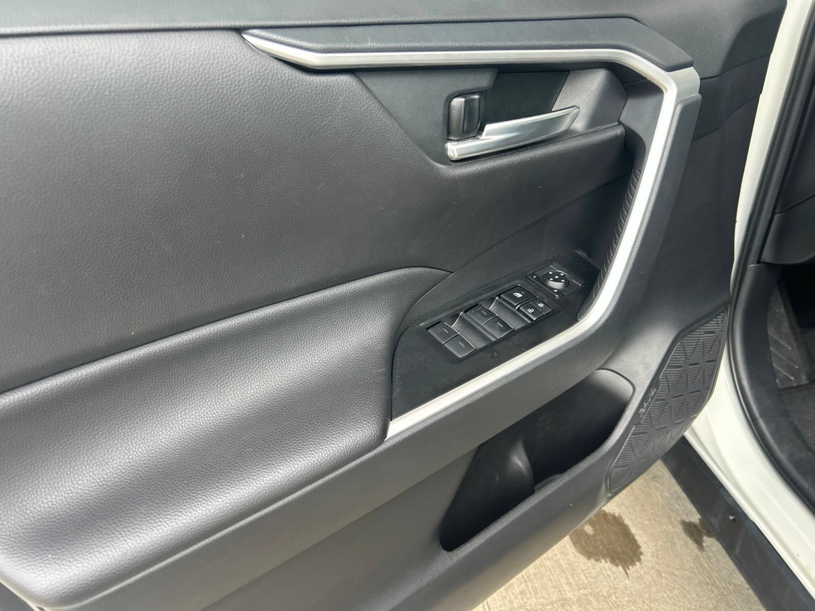 Used 2025 Toyota RAV4 XLE FWD image 18