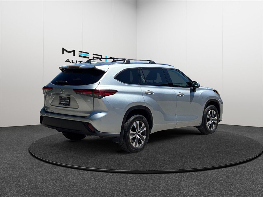 Used 2021 Toyota Highlander XLE AWD/4WD image 9