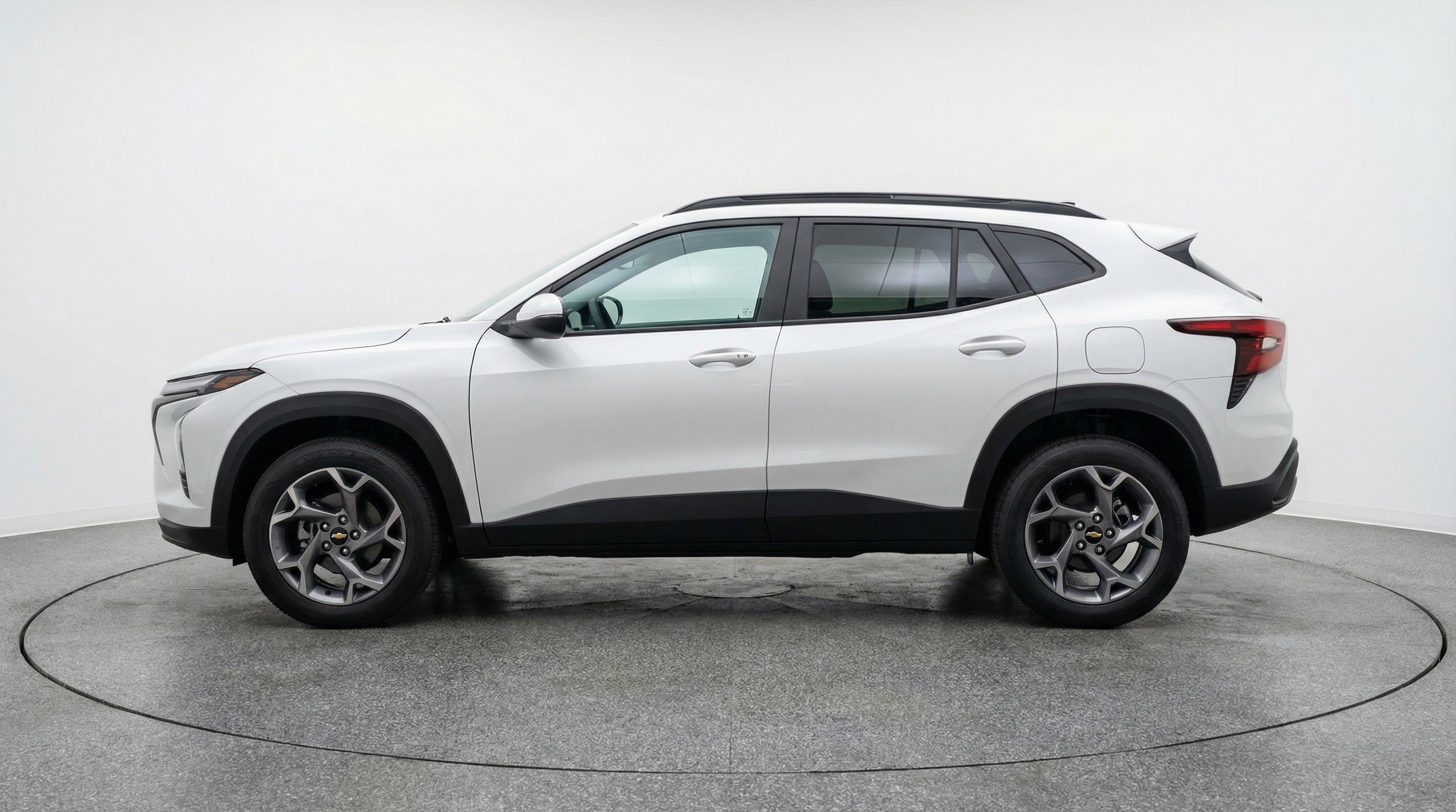 Used 2025 Chevrolet Trax LT FWD image 5