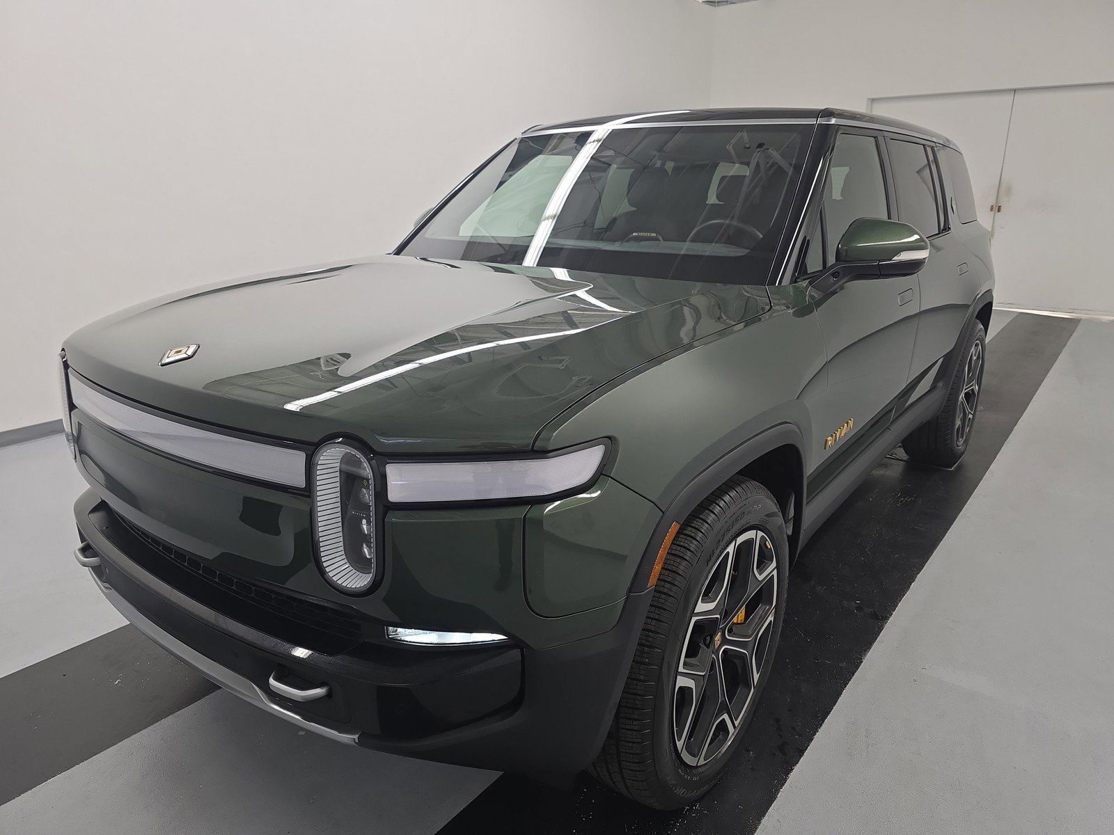 Used 2024 Rivian R1S Adventure AWD/4WD image 1