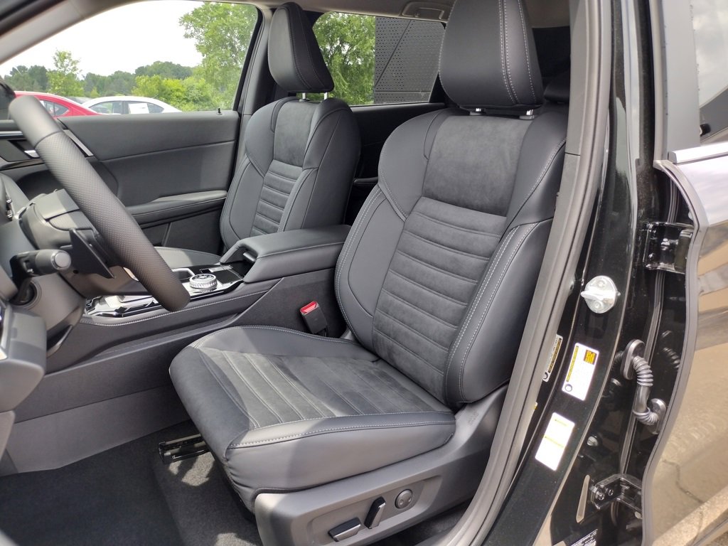 New 2025 Mitsubishi Outlander SE image 2