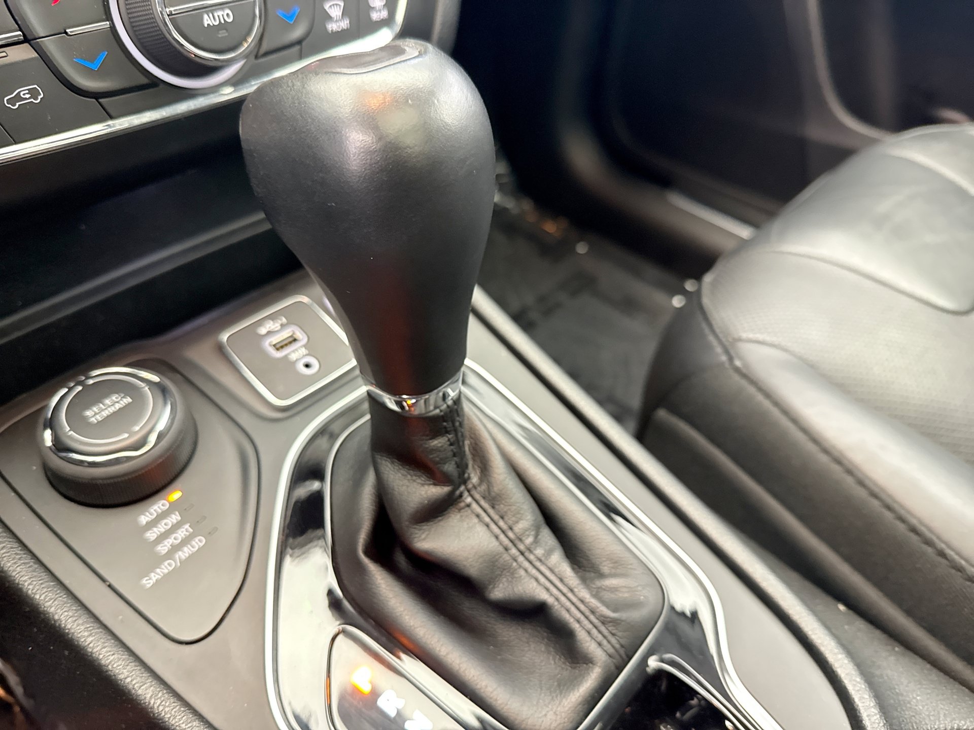 Used 2020 Jeep Cherokee Limited AWD/4WD image 17