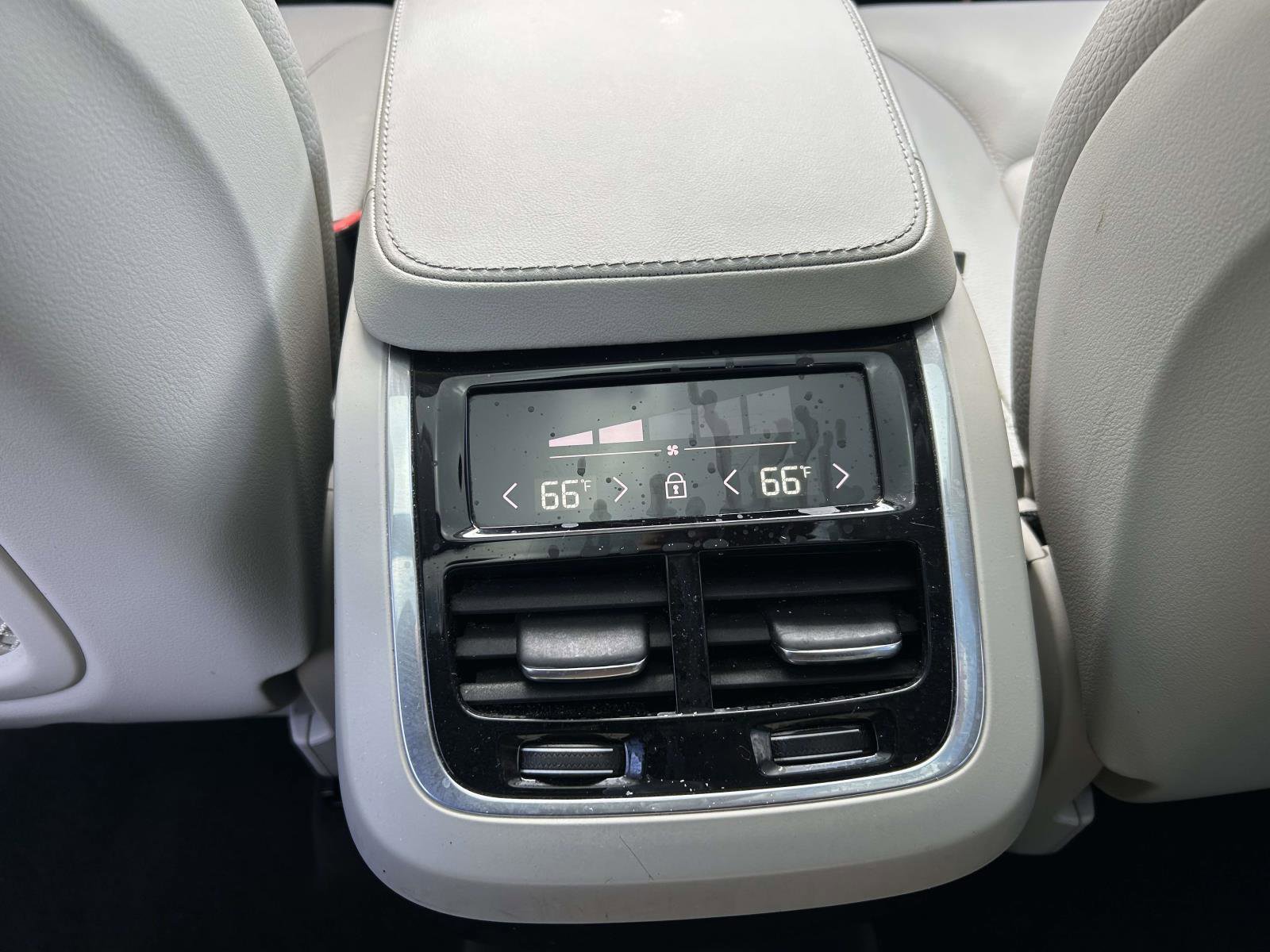 Certified 2024 Volvo XC90 B6 Core w/ Protection Package Premier image 17