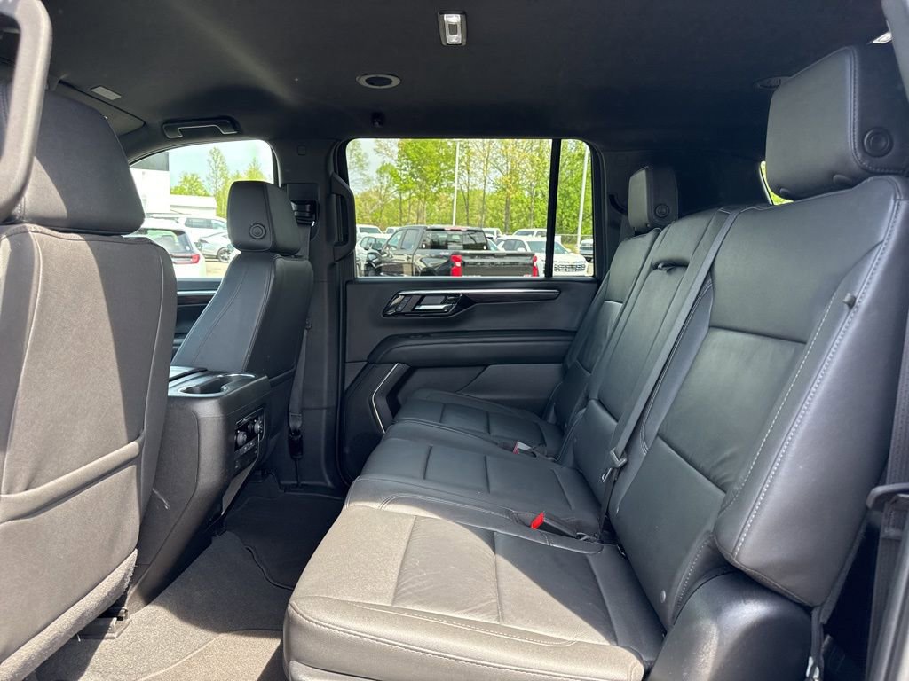 Used 2025 Chevrolet Suburban Z71 AWD/4WD image 12