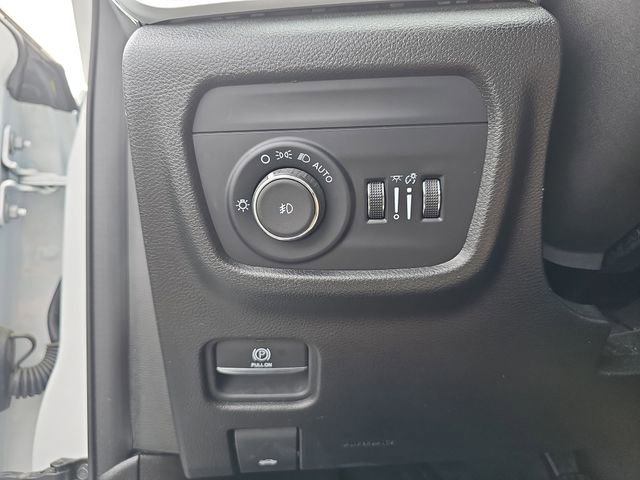 Used 2024 Jeep Grand Cherokee Limited image 32